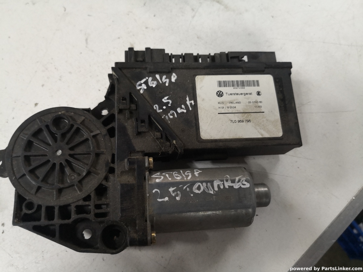 Motoras geam stanga spate VOLKSWAGEN TOUAREG 7LA, 7L6, 7L7 2002 - 2013 7l0959795