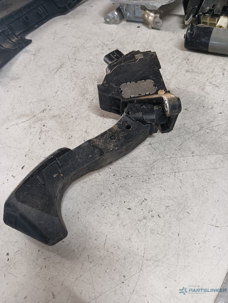 Pedala acceleratie TOYOTA COROLLA 1.3 i 2015 OEM 781100w040