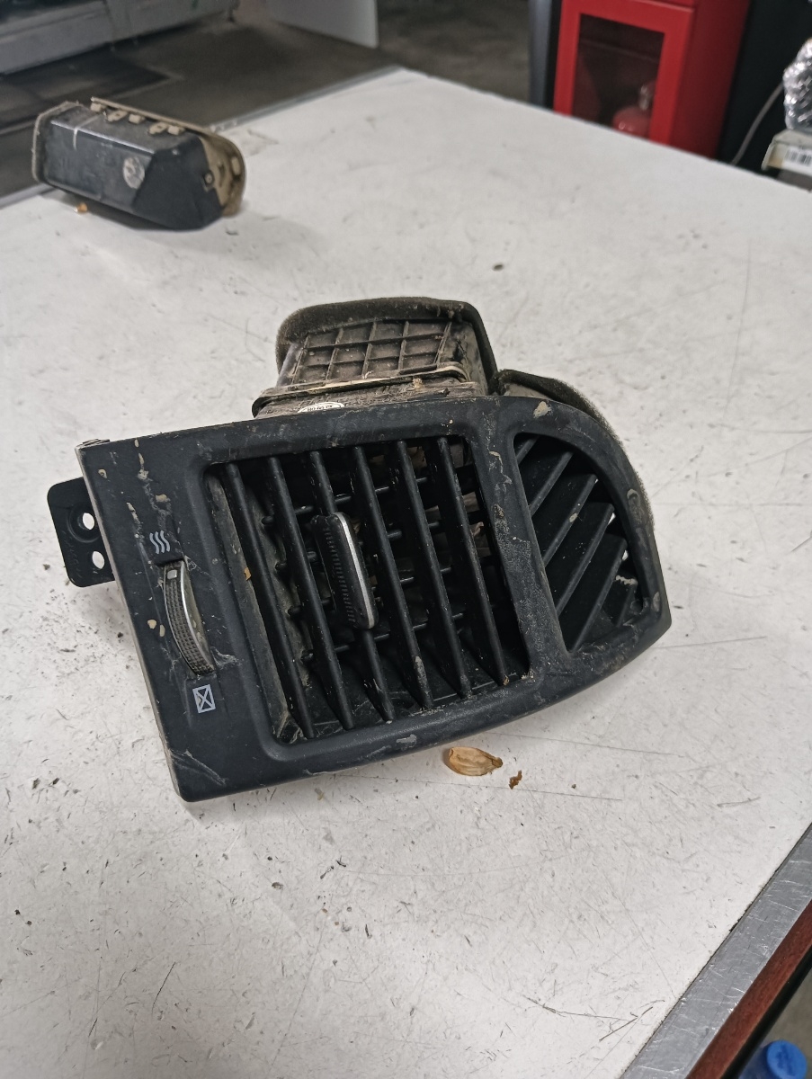 Guri ventilatie dreapta fata HYUNDAI SANTA FE II (CM) [ 2005 - 2012 ] OEM 974802b900