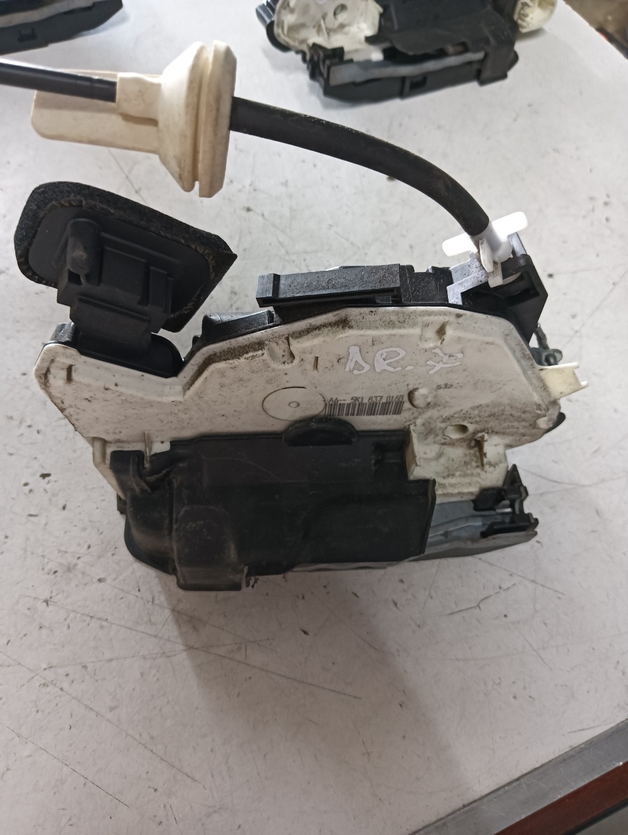 Broasca usa dreapta fata VOLKSWAGEN GOLF VI (5K1) [ 2008 - 2013 ] OEM 5k1837016b