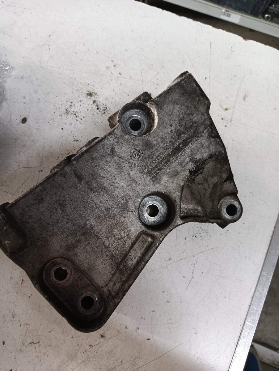 Suport motor dreapta fata DACIA LOGAN II [ 2012 - > ] dCi / Blue dCi 75 (K9K 612, K9K 626) 55KW|75HP OEM 112317173