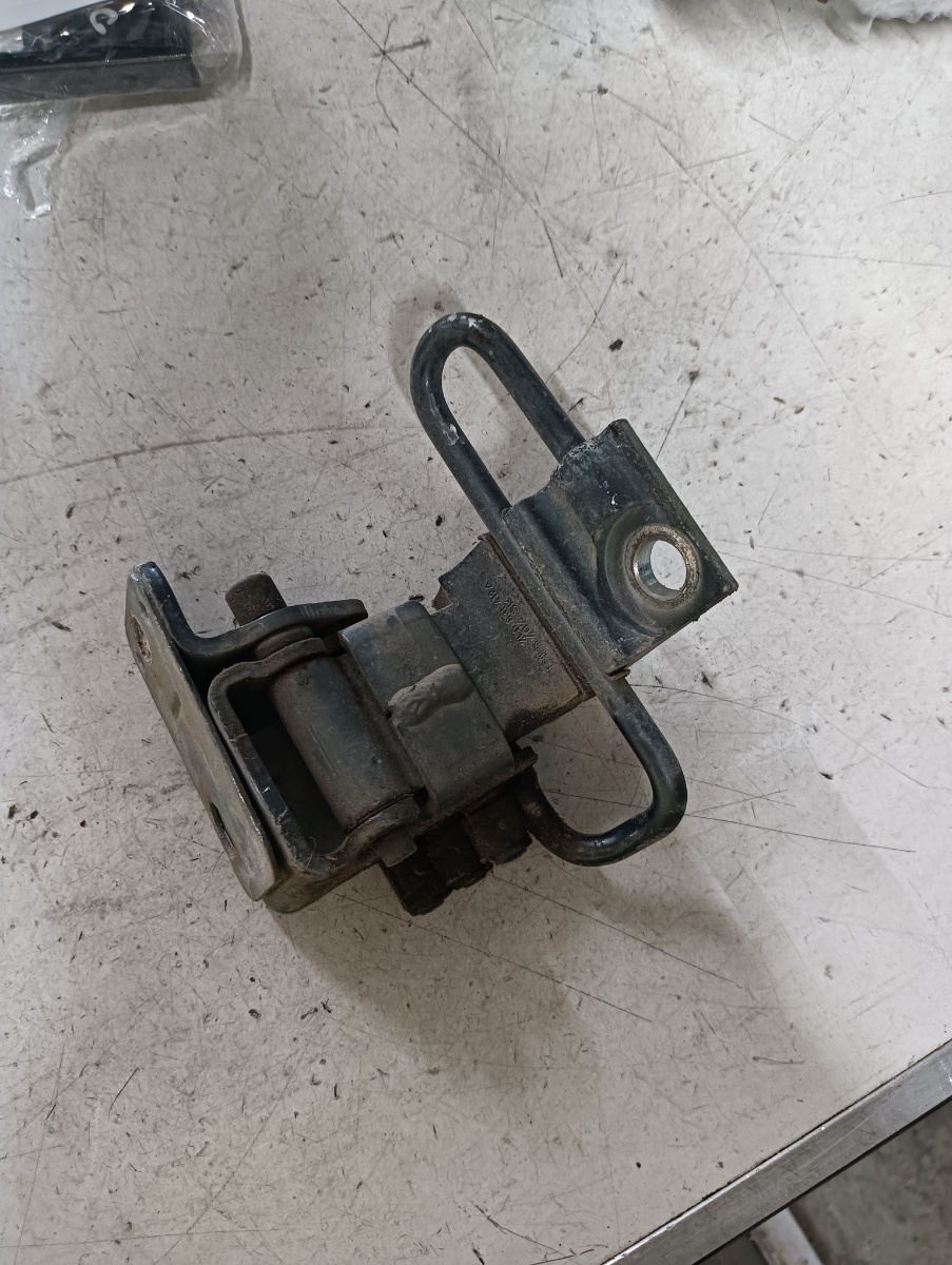 Balama portiera fata sus dreapta fata VOLKSWAGEN TOUAREG 7LA, 7L6, 7L7 2002 - 2013