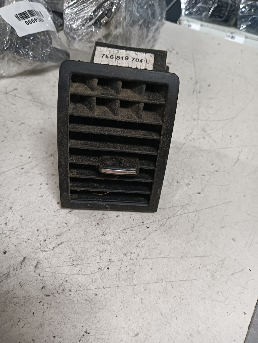 Guri ventilatie dreapta fata VOLKSWAGEN TOUAREG (7LA, 7L6, 7L7) [ 2002 - 2013 ] OEM 7l6819704l