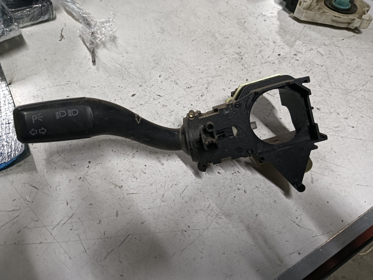 Maneta semnalizare  AUDI A6/S6 III Saloon (4F2, C6) [ 2004 - 2011 ] OEM Czk0301104601