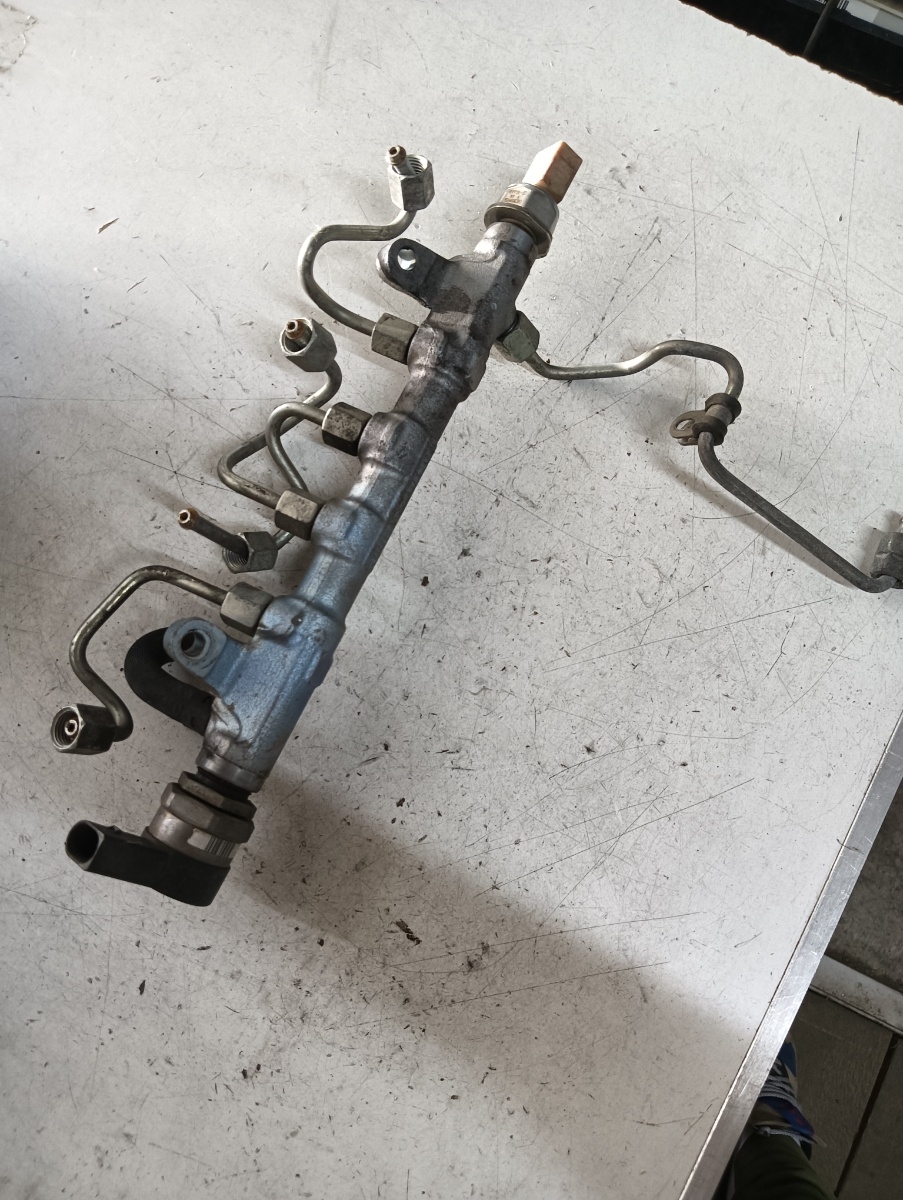 Rampa injectoare VOLKSWAGEN TOURAN (1T3) [ 2010 - 2015 ] TDI (CFHF, CLCA) 81KW|110HP