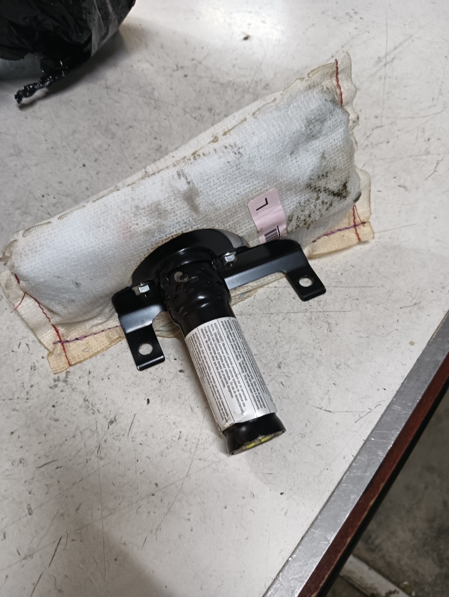 Airbag scaun stanga fata BMW X5 II (E70) [ 2006 - 2013 ] OEM 7161063a102