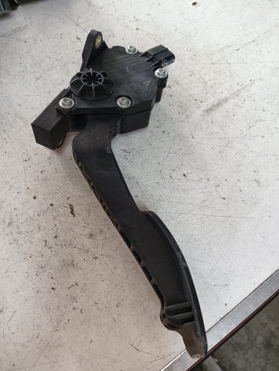 Pedala de acceleratie SUBARU LEGACY V (BM) [ 2009 - > ] D AWD (EE20Z) 110KW|150HP OEM 1988007120