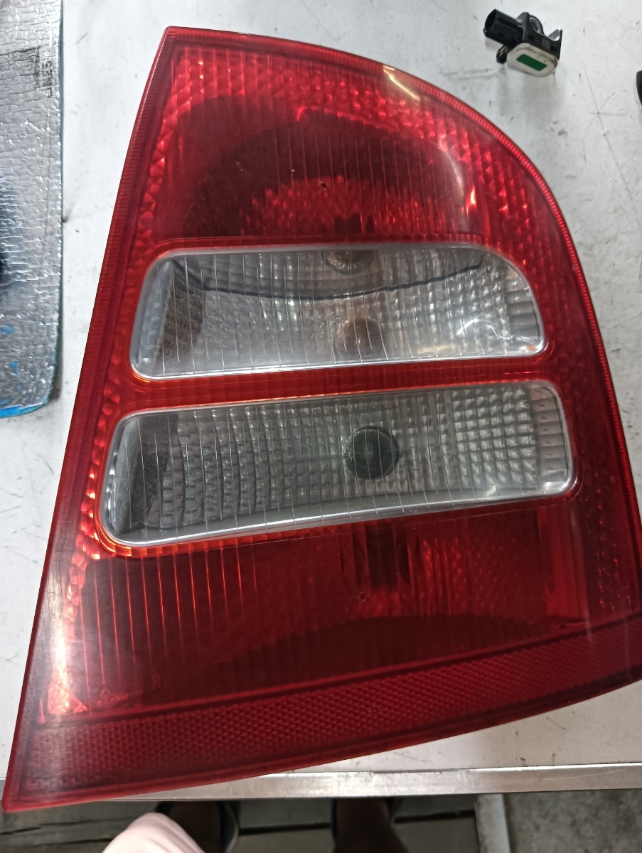Lampa spate / stop dreapta spate SKODA OCTAVIA (1U2) [ 1996 - 2010 ] OEM 1u6945096