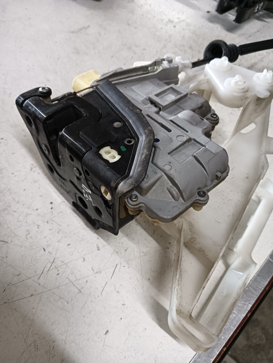 Broasca usa dreapta fata VOLKSWAGEN PASSAT Variant (3C5) [ 2005 - 2011 ] OEM 3c1837016a