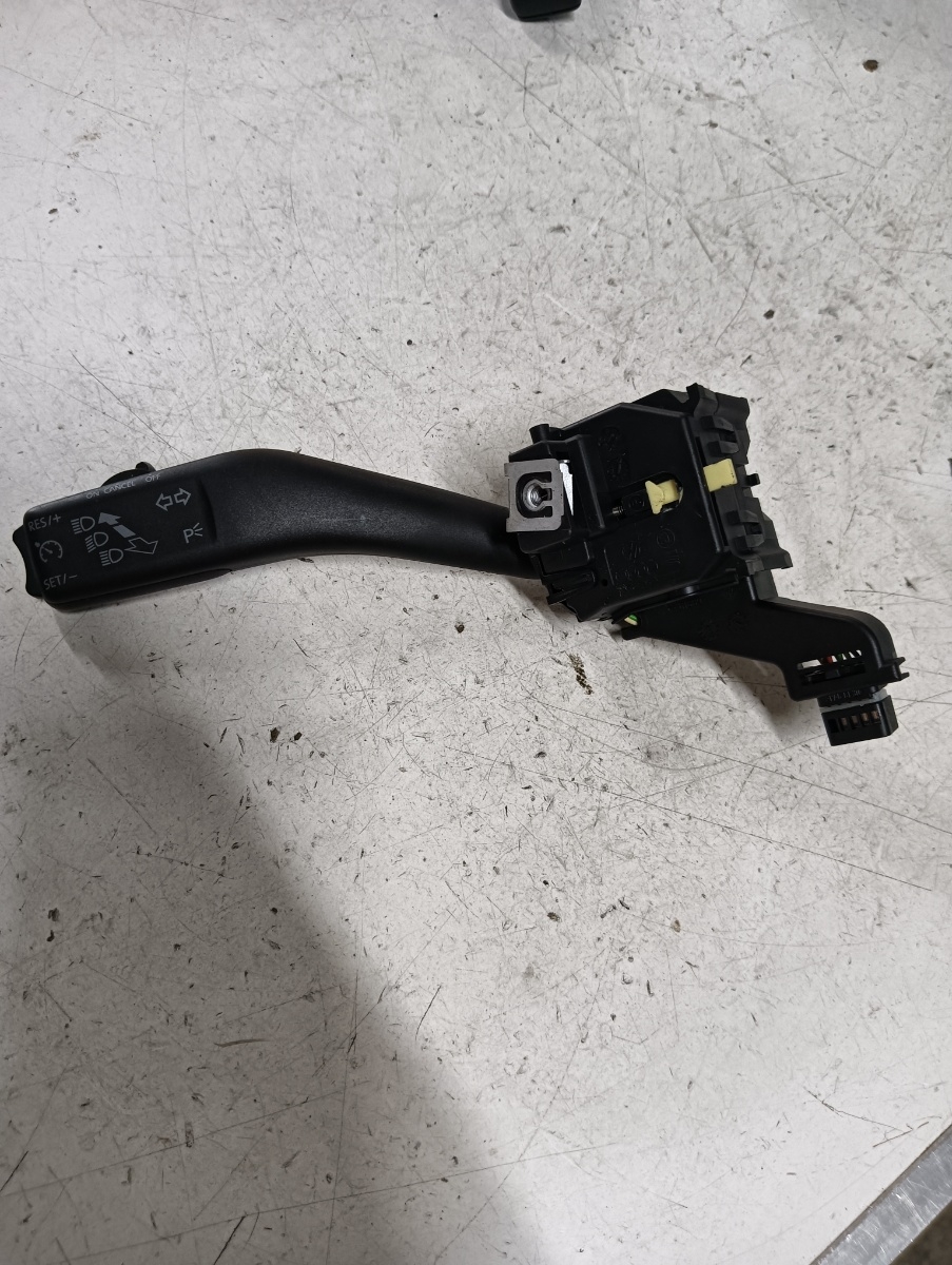 Maneta semnalizare VOLKSWAGEN GOLF V Variant (1K5) [ 2007 - 2009 ] OEM 1k0953513g