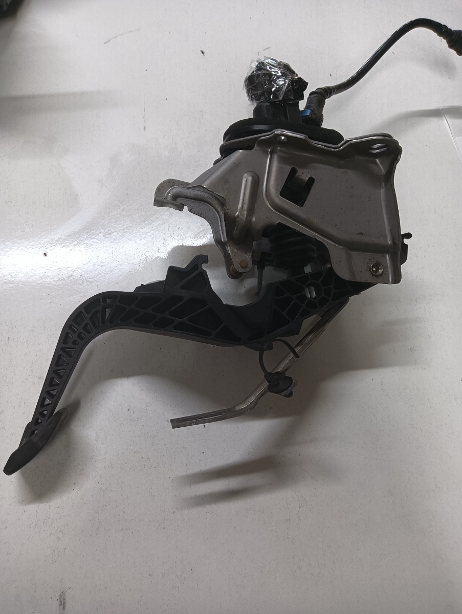 Pedala de acceleratie FORD FOCUS IV HN 2018 - > EcoBoost B7DA Jx617b633ac