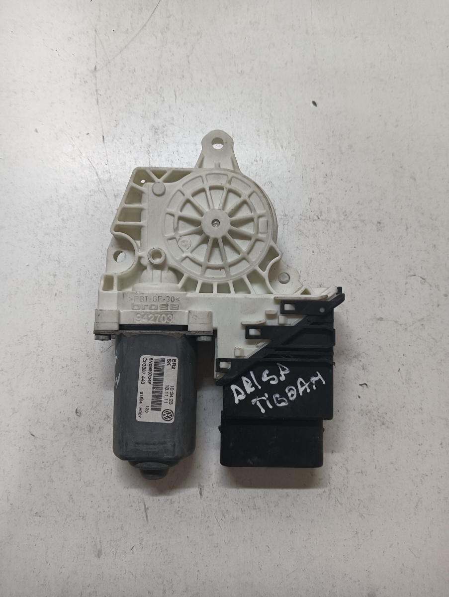 Motoras geam pivotant dreapta spate VOLKSWAGEN TIGUAN 5N_ 2007 - > C12682100