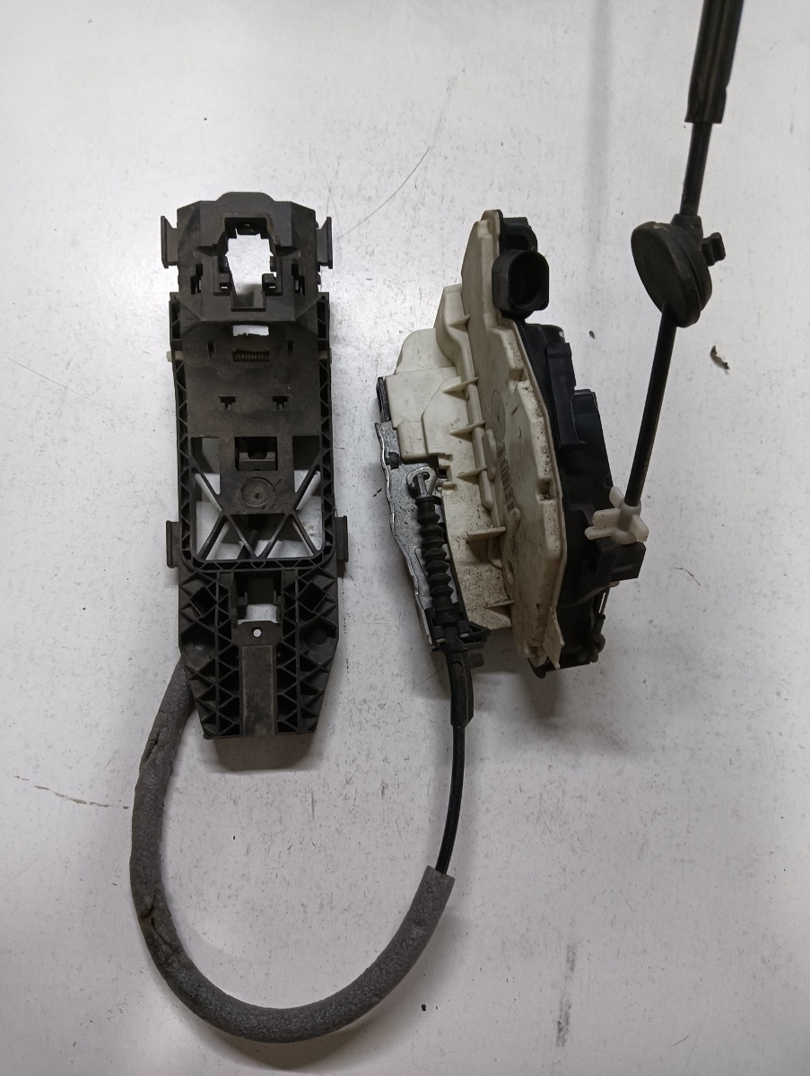 Broasca usa dreapta spate VOLKSWAGEN TIGUAN 5N_ 2007 - > 5n0839016d
