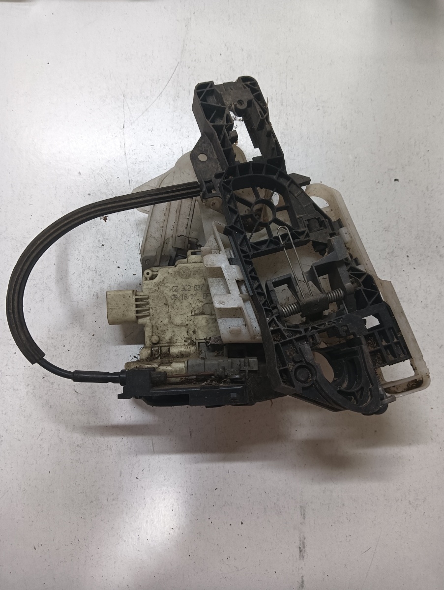 Broasca usa stanga fata VOLKSWAGEN PASSAT 3C2 2005 - 2010 3c2837015a