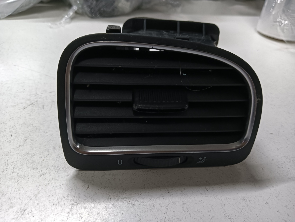 Grila de ventilatie laterala panou de bord dreapta fata VOLKSWAGEN GOLF VI 5K1 2008 - 2013 5k0819710c