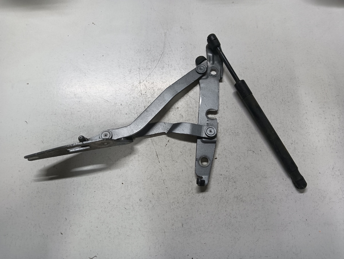 Balama capota  dreapta fata AUDI A4 III 8EC, B7 2004 - 2008 8e5827302c