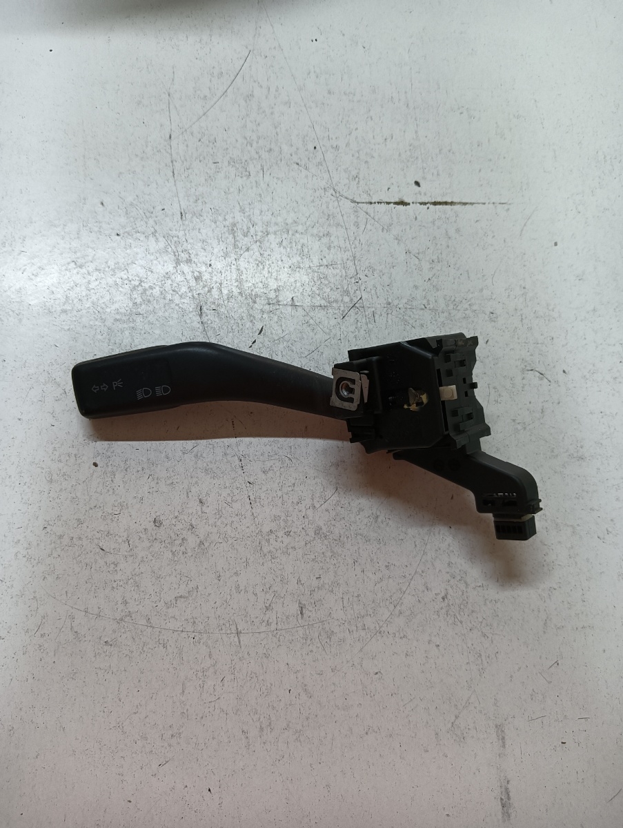 Maneta semnalizare VOLKSWAGEN GOLF V 1K1 2003 - 2009, AUDI A3 II 8P1 2003 - 2013 1k0953513