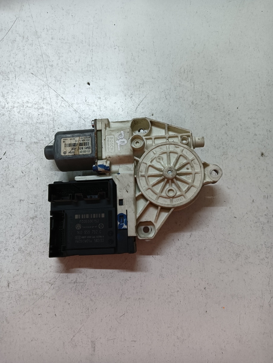 Motoras geam pivotant dreapta fata VOLKSWAGEN GOLF V 1K1 2003 - 2009 1k0959792c
