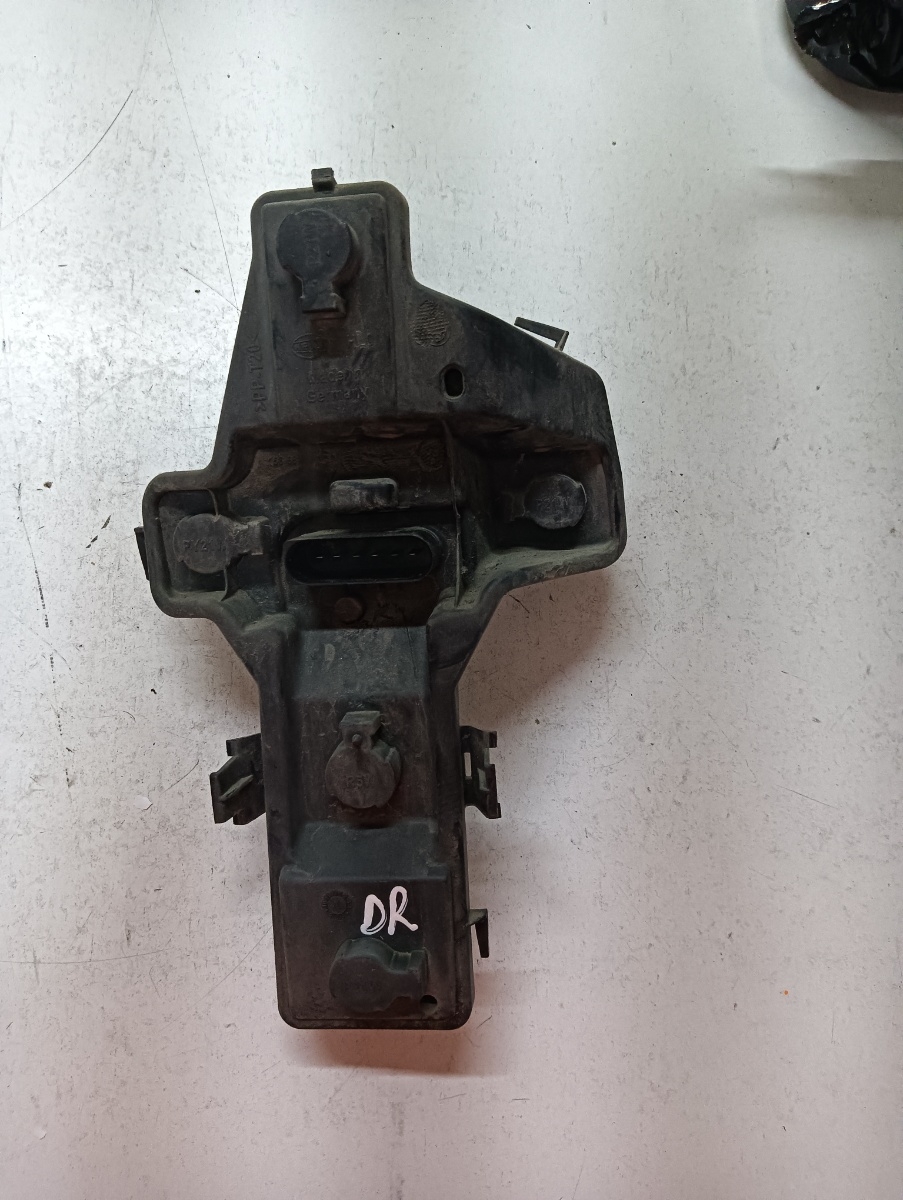 Soclu stop dreapta spate VOLKSWAGEN TOURAN 1T1, 1T2 2003 - 2010 – foto 2