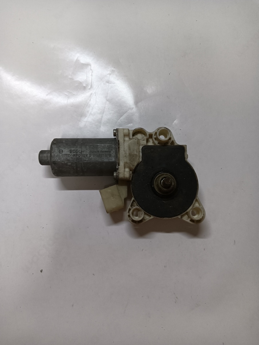 Motoras geam pivotant stanga fata MERCEDES-BENZ E-CLASS W211 2002 - 2009 0130821970