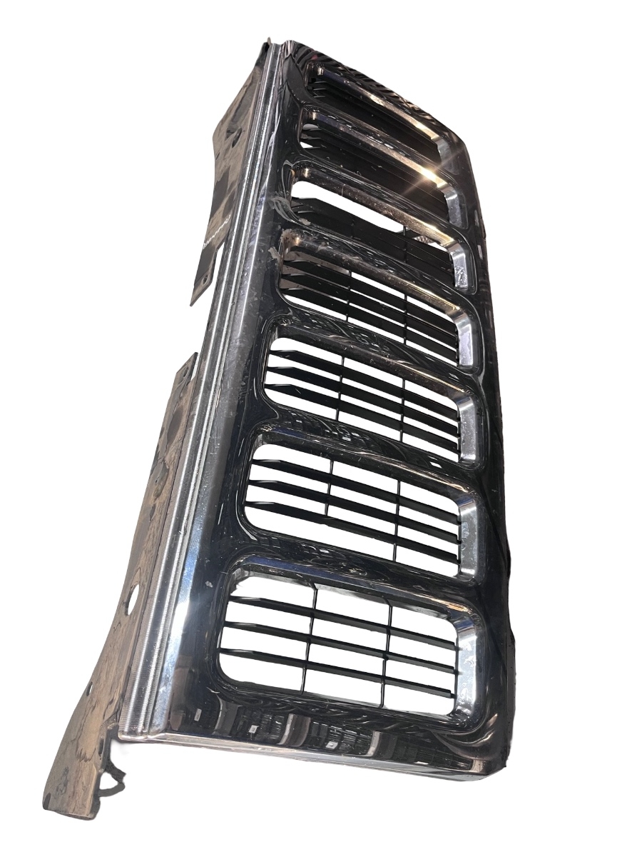 Grila fata JEEP COMMANDER XK, XH 2005 - 2010 ( Putin crapata )