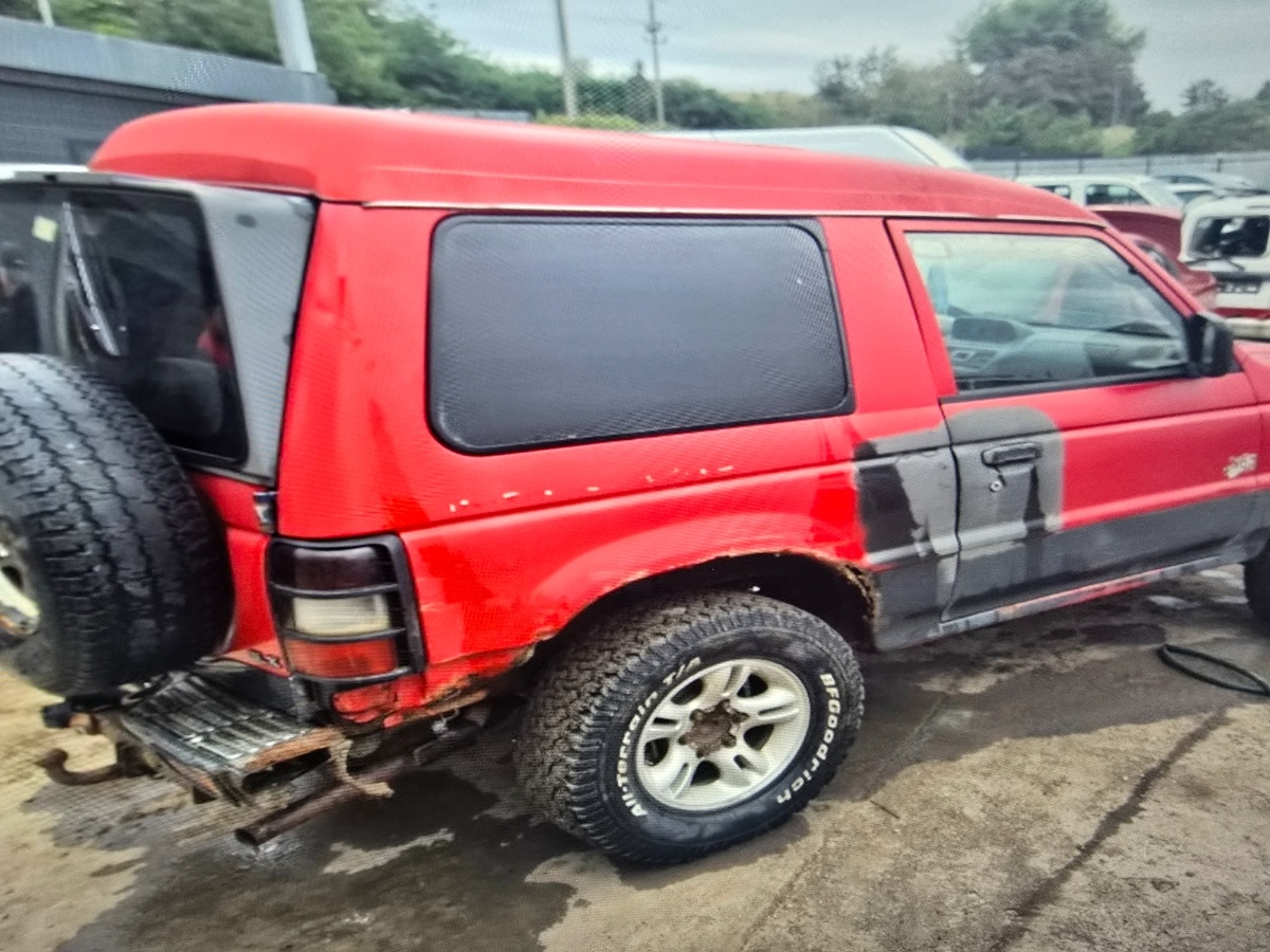 Haion portbagaj MITSUBISHI PAJERO 1997 2 usi cu defecte V3_W, V2_W, V4_W 1990 - 2001 2.8 TD 4M40-T – foto 4
