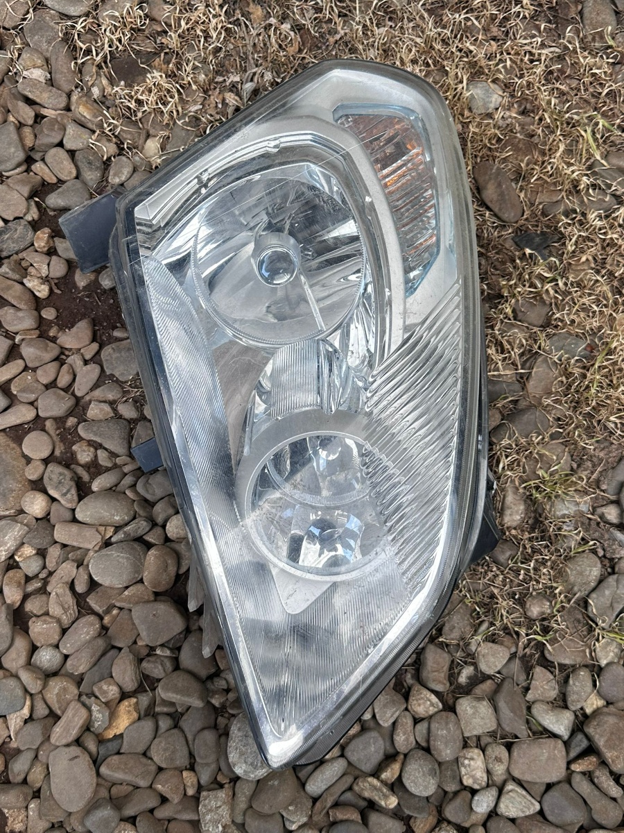 Far dreapta fata NISSAN QASHQAI / QASHQAI +2 I J10, JJ10 2006 - 2014 26010JD91B ( O prindere rupta )